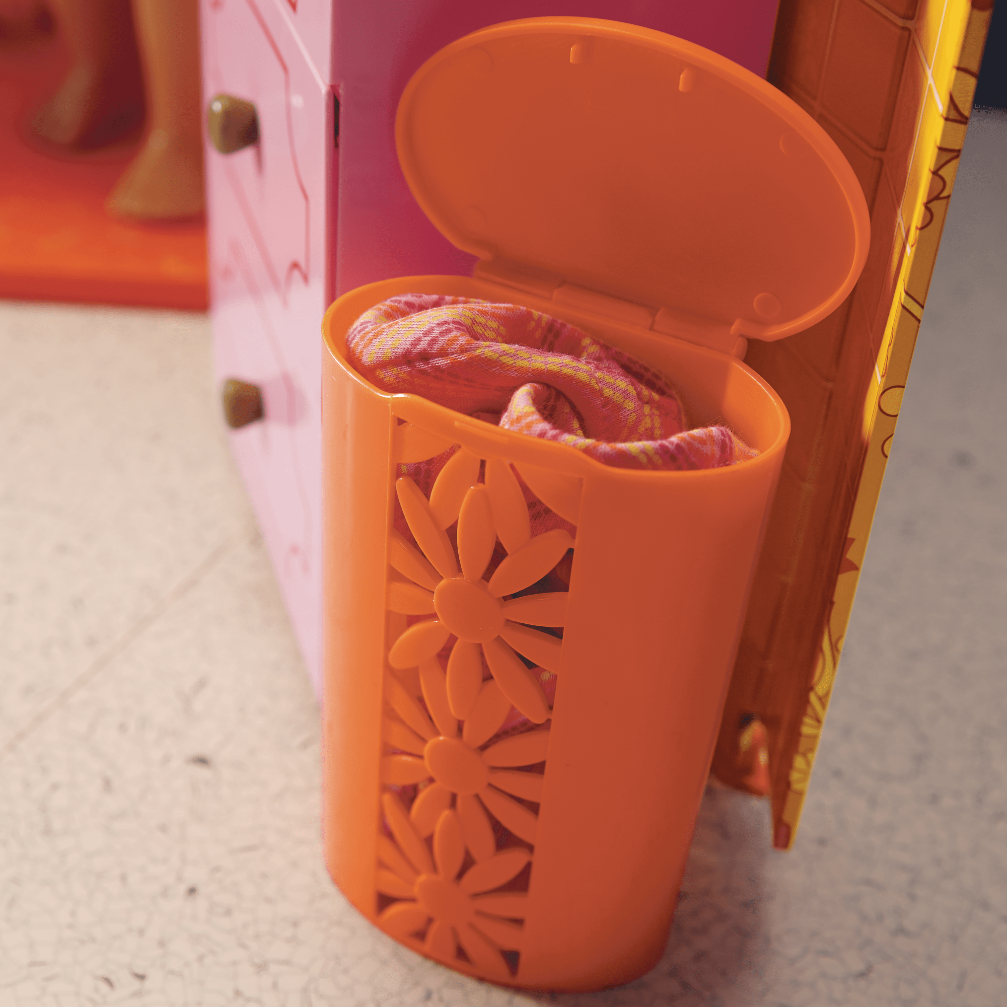 Julie's Groovy Bathroom For 18-Inch Dolls (Historical Characters) - Image 8